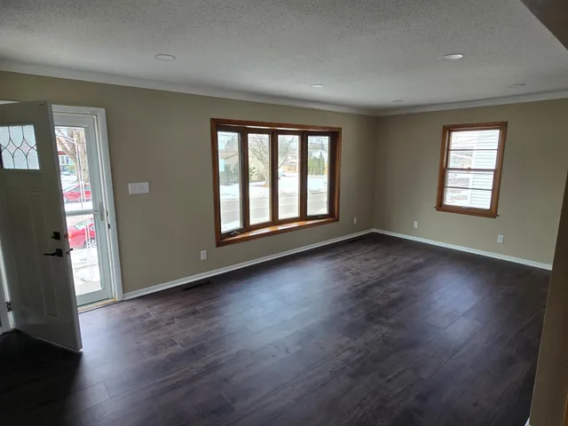 $2,300 | 1466 Charlton Street, West St. Paul, MN 55118