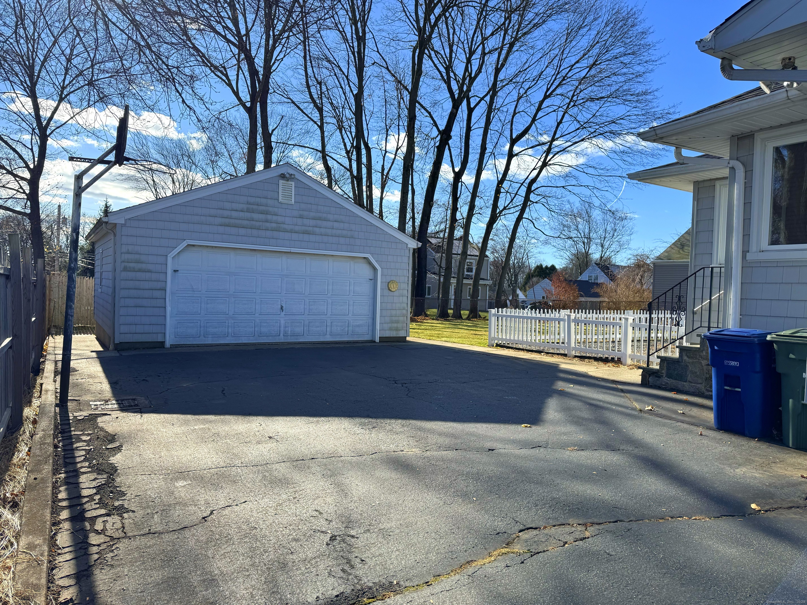 121 Richfield Road Bridgeport, CT 06606 - Photo 3 of 40