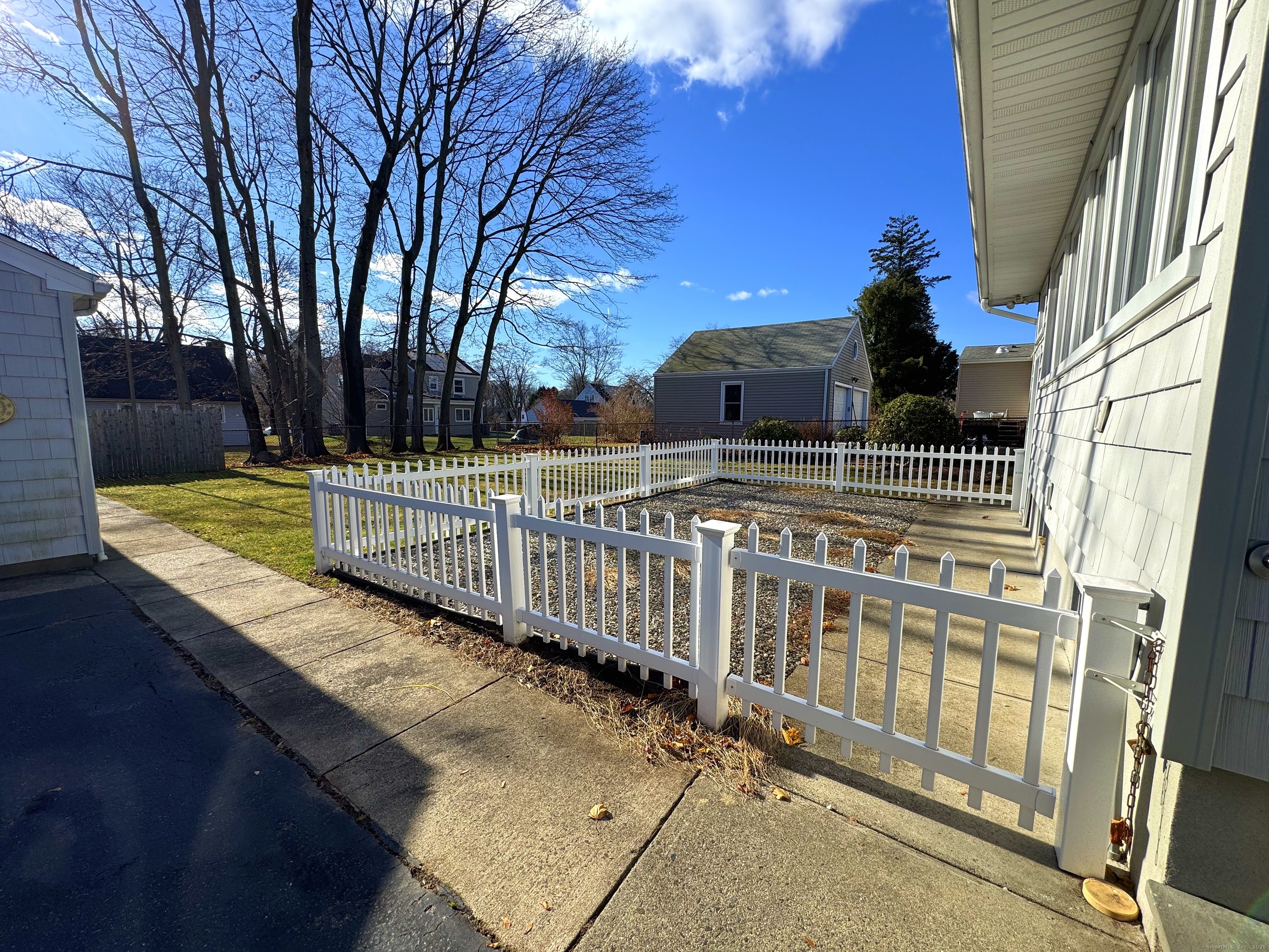 121 Richfield Road Bridgeport, CT 06606 - Photo 4 of 40