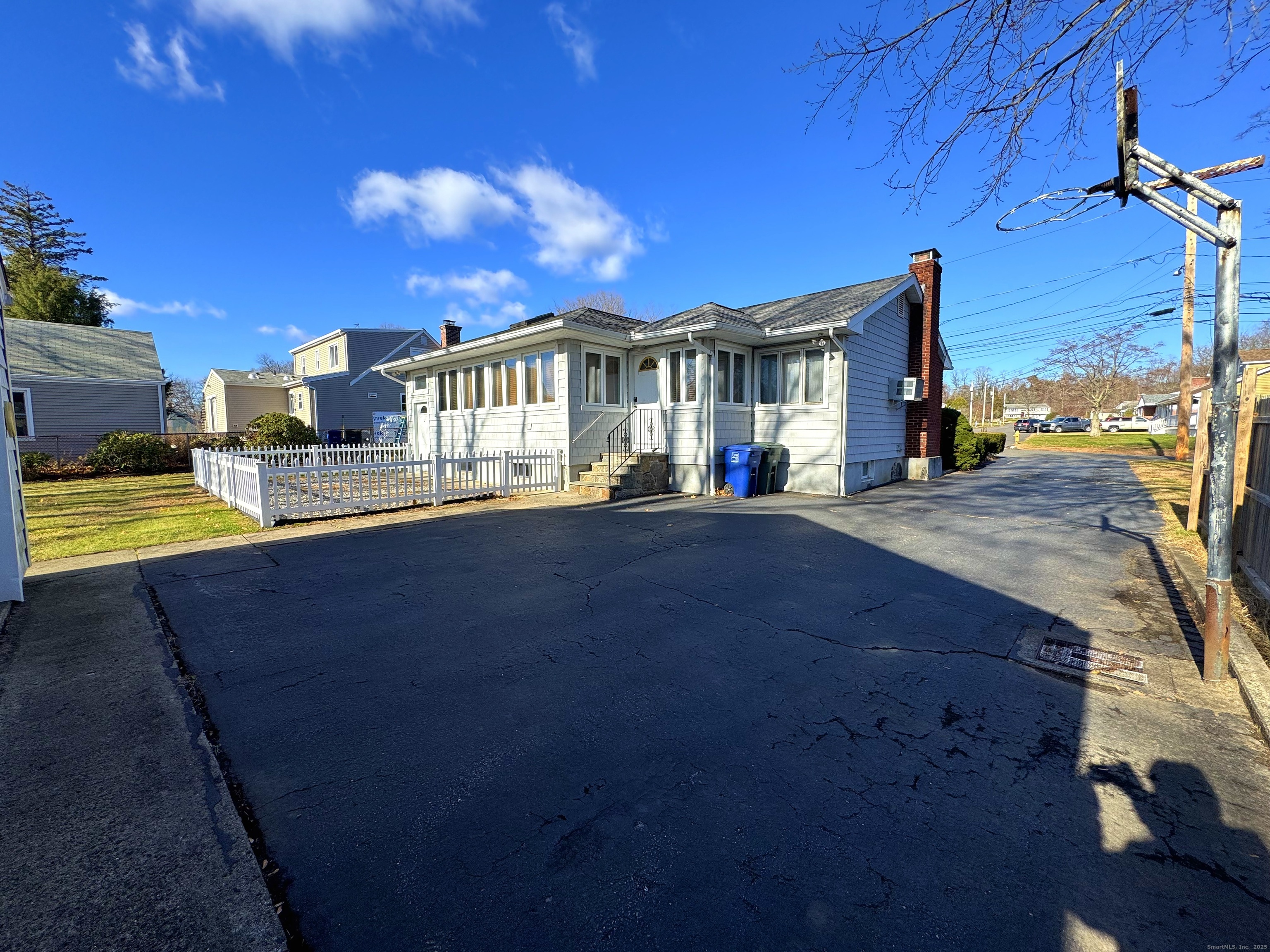 121 Richfield Road Bridgeport, CT 06606 - Photo 5 of 40