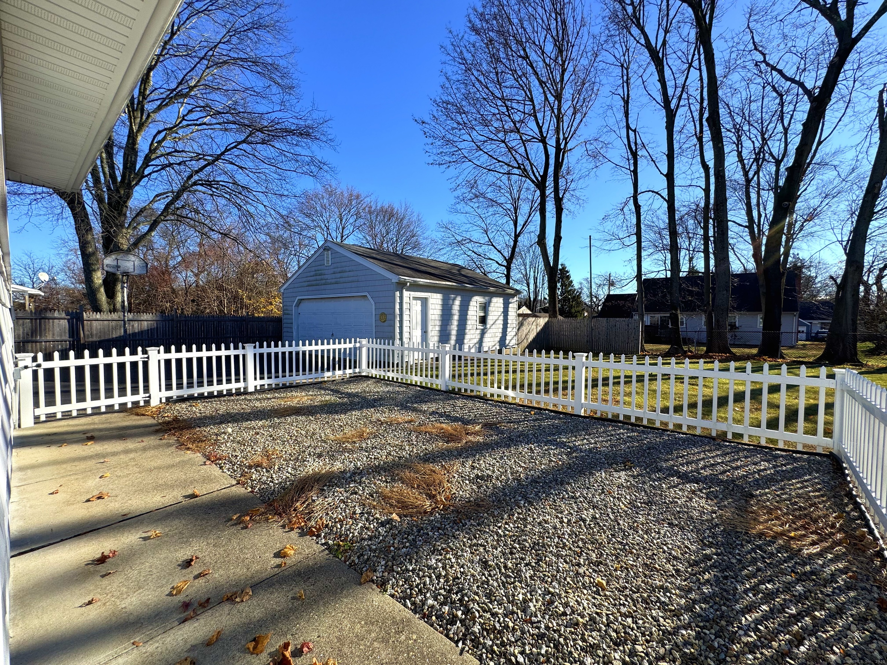 121 Richfield Road Bridgeport, CT 06606 - Photo 9 of 40