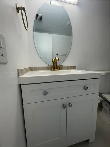 a close view of light fixtures and a mirror