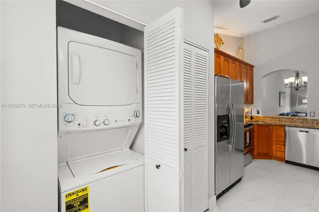 $2,400 | Walnut Creek, Pembroke Pines, FL 33024