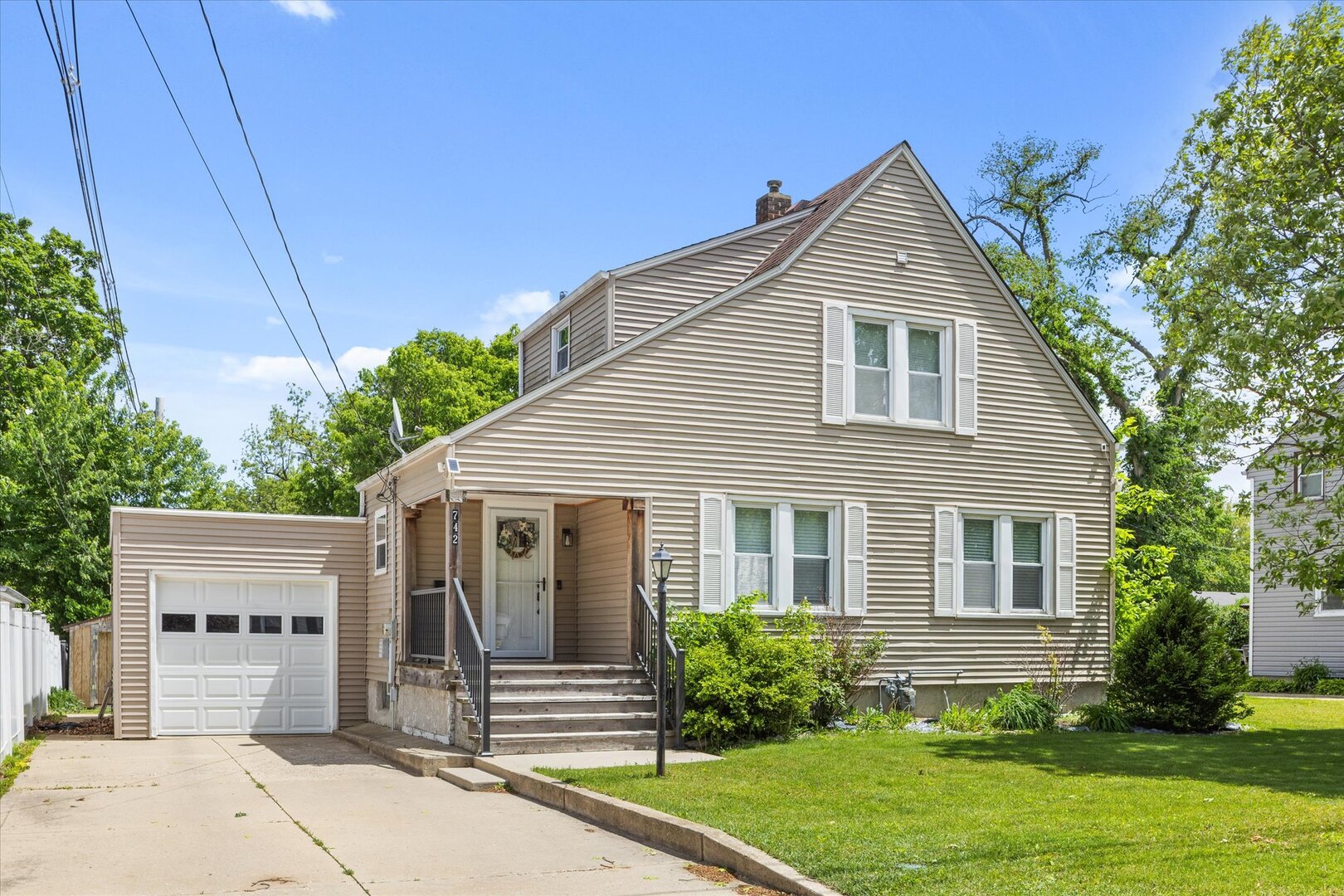 742 Chambers Street Ottawa, IL 61350 - Photo 2 of 39 a front view of a house with a yard