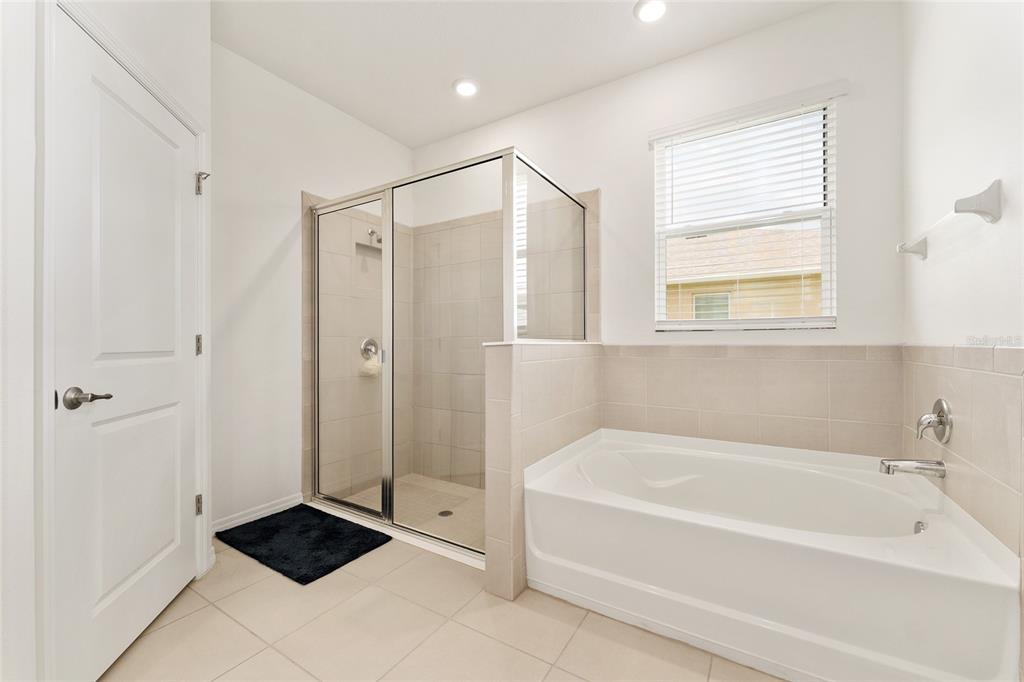 6175 Southwest 88th Loop Ocala, FL 34476 - Photo 33 of 56 a spacious bathroom with a bathtub and a shower