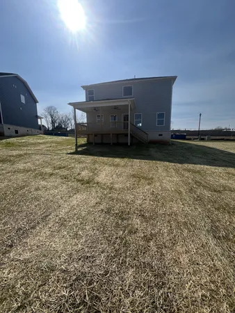 a view of a backyard