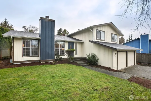 a view of a house with backyard