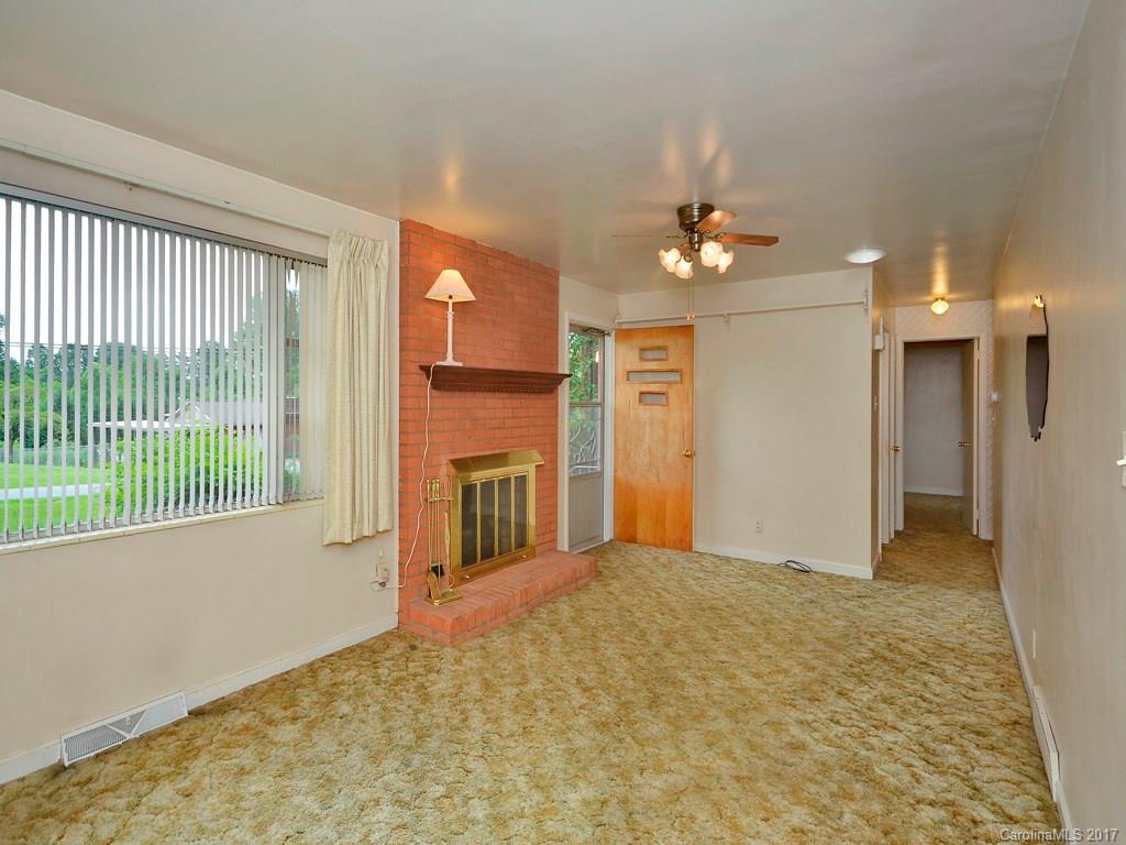 625 Loop Road Hendersonville, NC 28792 - Photo 3 of 12 Gallery Image 3