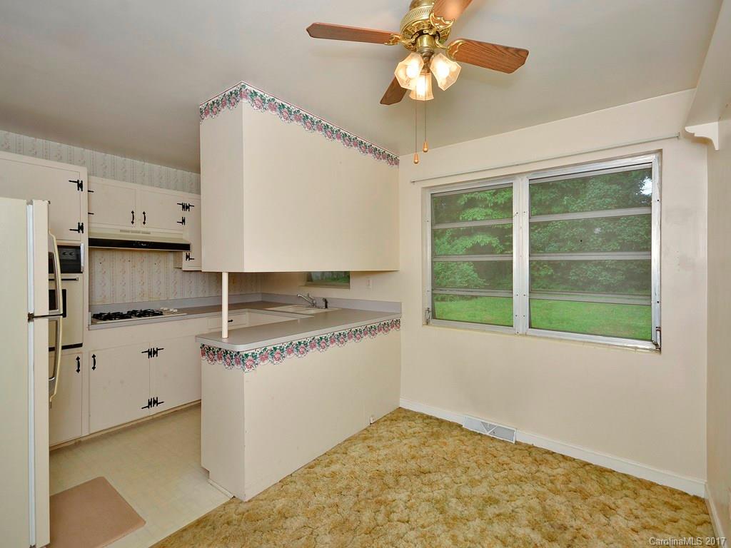 625 Loop Road Hendersonville, NC 28792 - Photo 4 of 12 Gallery Image 4