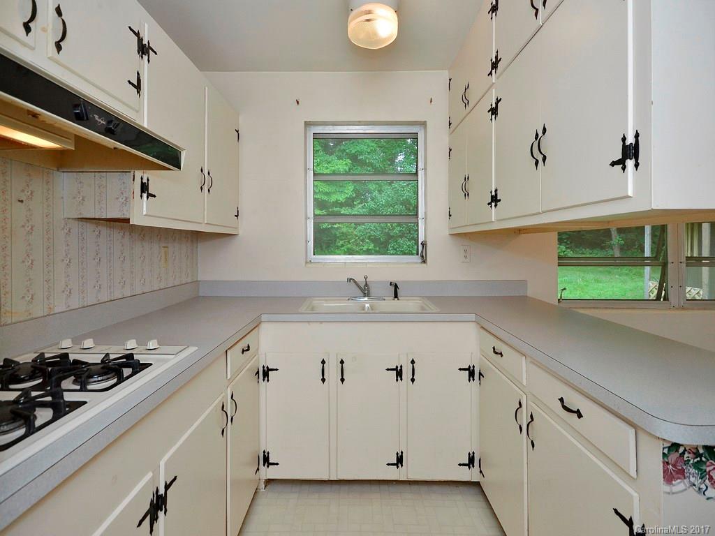 625 Loop Road Hendersonville, NC 28792 - Photo 5 of 12 Gallery Image 5