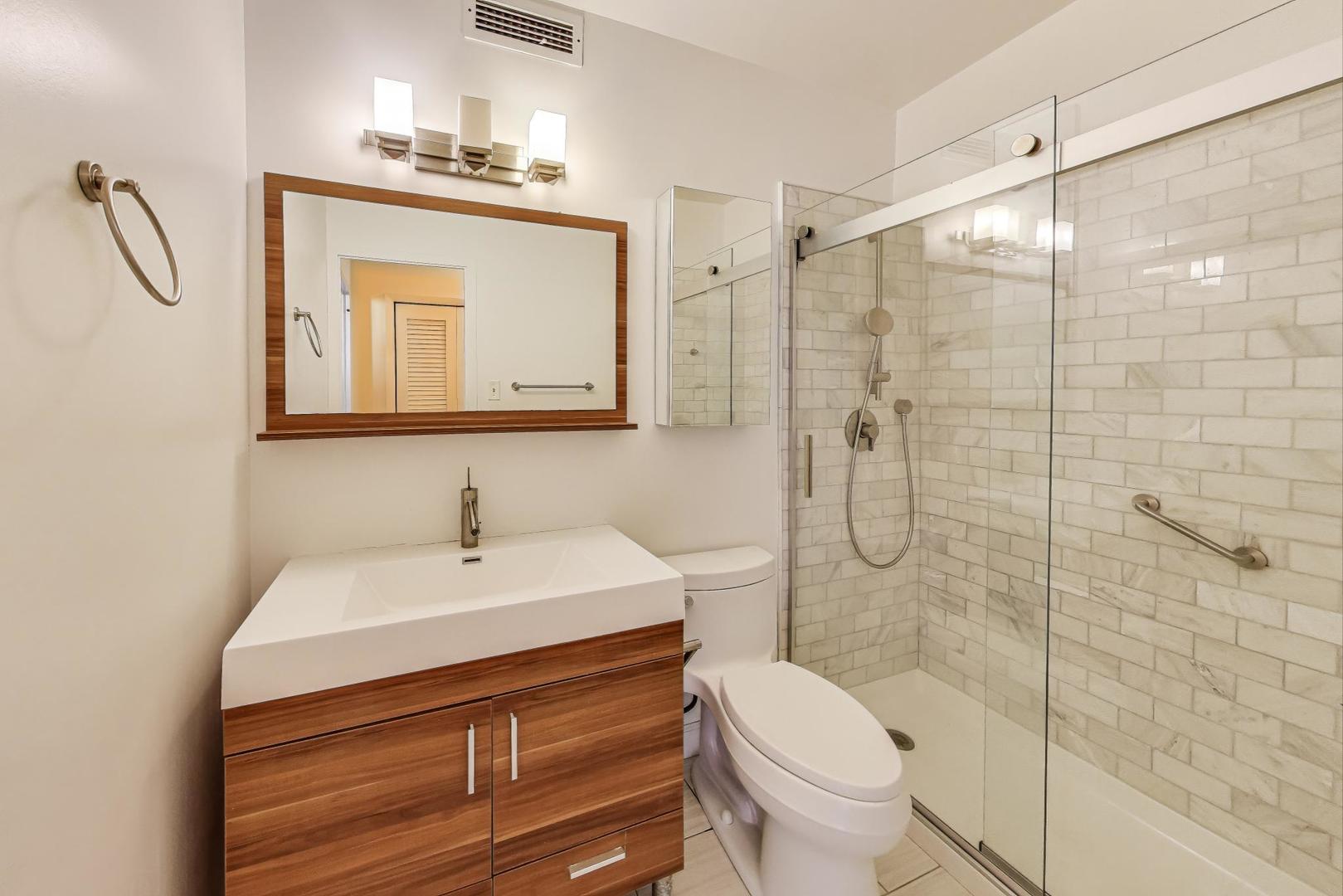 1616 Sheridan Road, Unit 9H Wilmette, IL 60091 - Photo 16 of 28 a bathroom with a sink toilet and shower