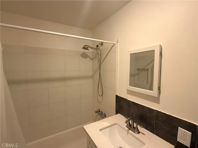 $2,600 | 988 Valencia Street, Unit 3, Costa Mesa, CA 92626