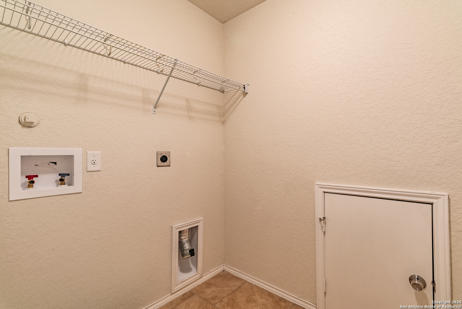7710 Paraiso Haven Boerne, TX 78015 - Photo 26 of 29 a view of a hallway