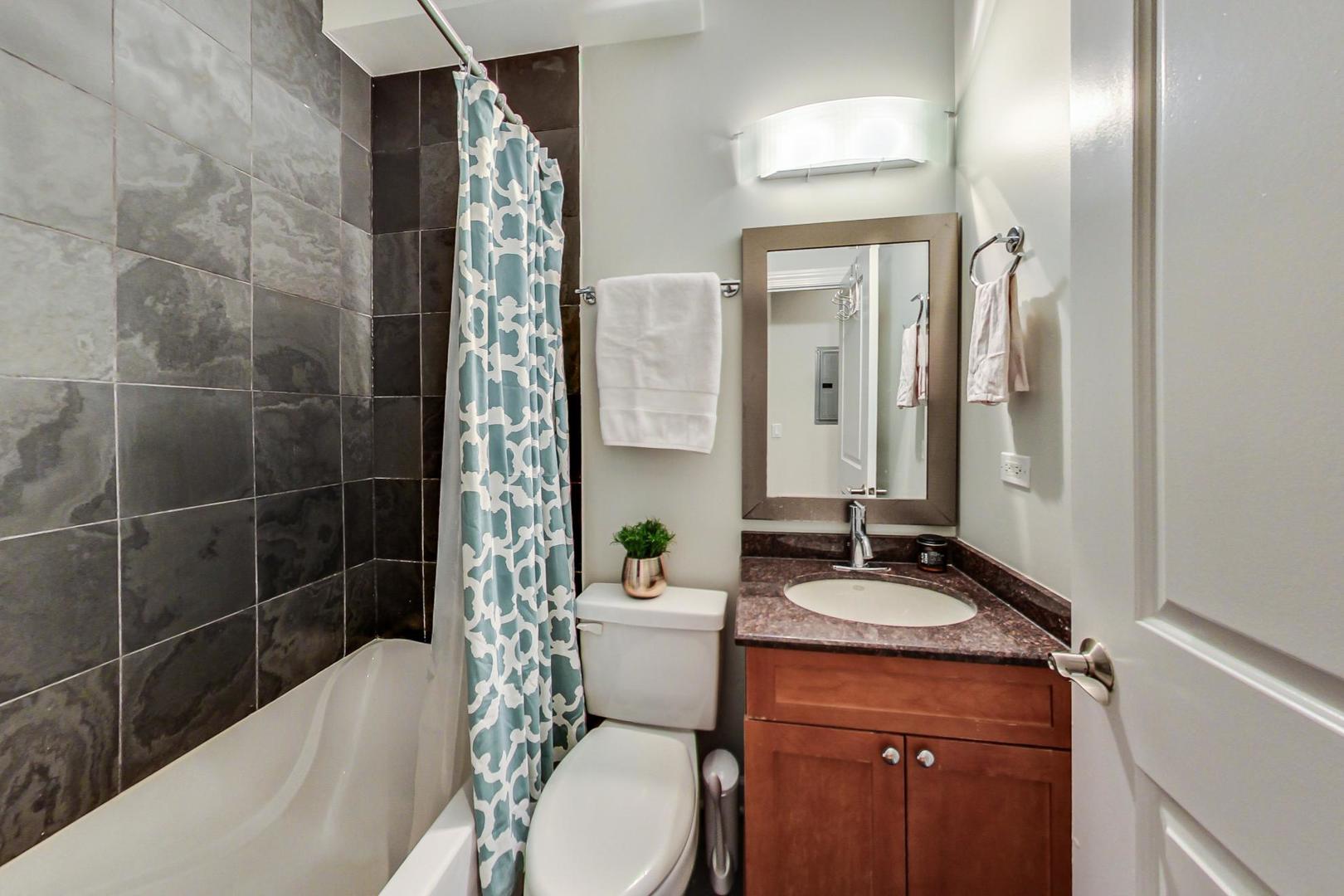 3908 North Wolcott Avenue, Unit 2 Chicago, IL 60613 - Photo 14 of 28