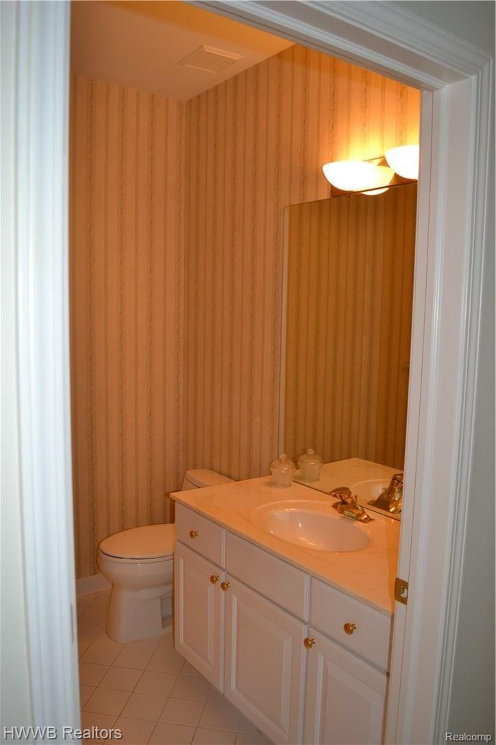 1623 Boulder Court Rochester, MI 48306 - Photo 19 of 28 19 - First Floor Powder.JPG
