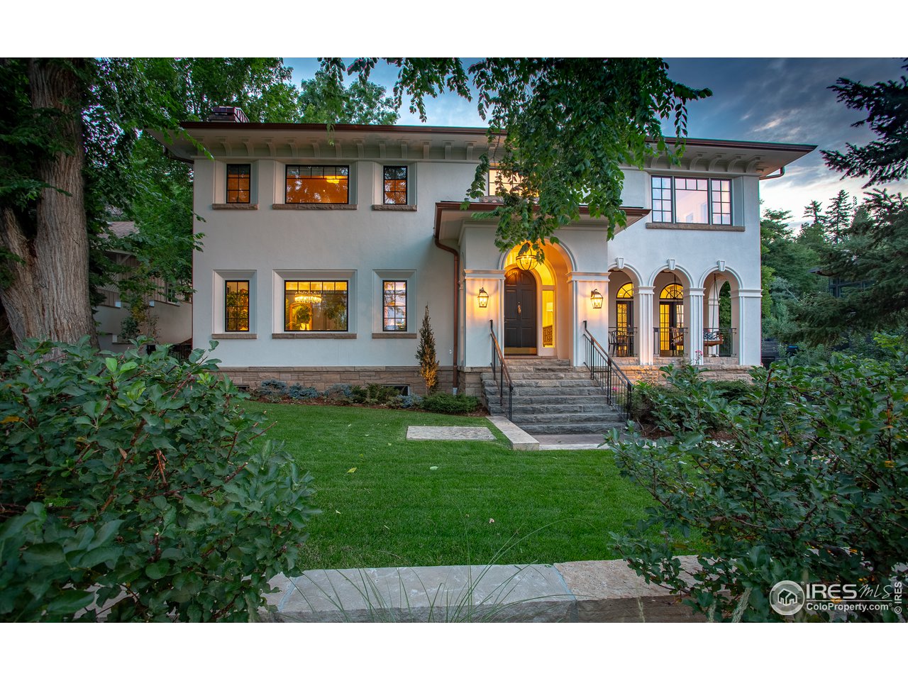 985 Gilbert Street Boulder, CO 80302 - Photo 2 of 40 a front view of house with yard and green space