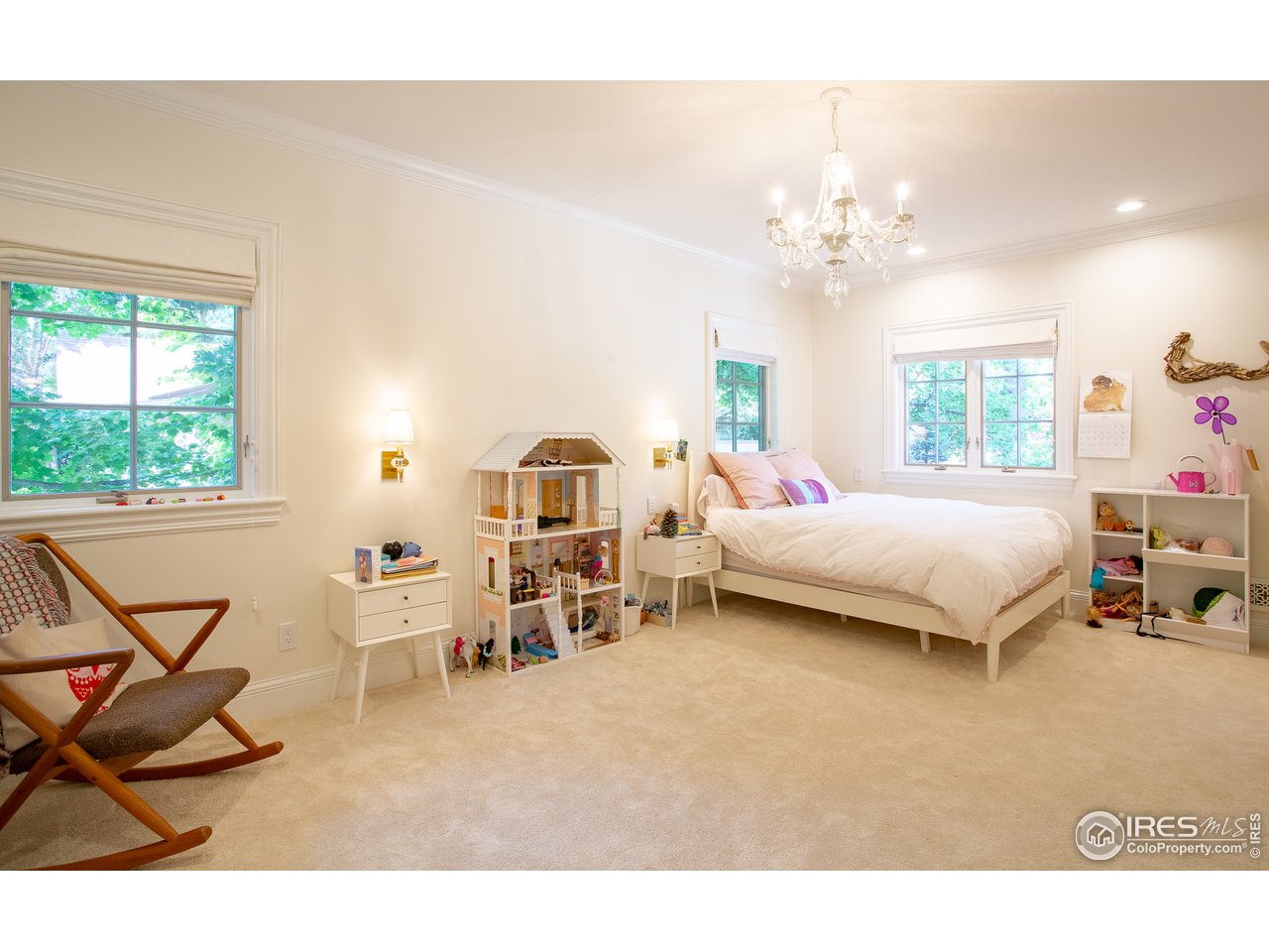985 Gilbert Street Boulder, CO 80302 - Photo 25 of 40 a bedroom with furniture and a chandelier