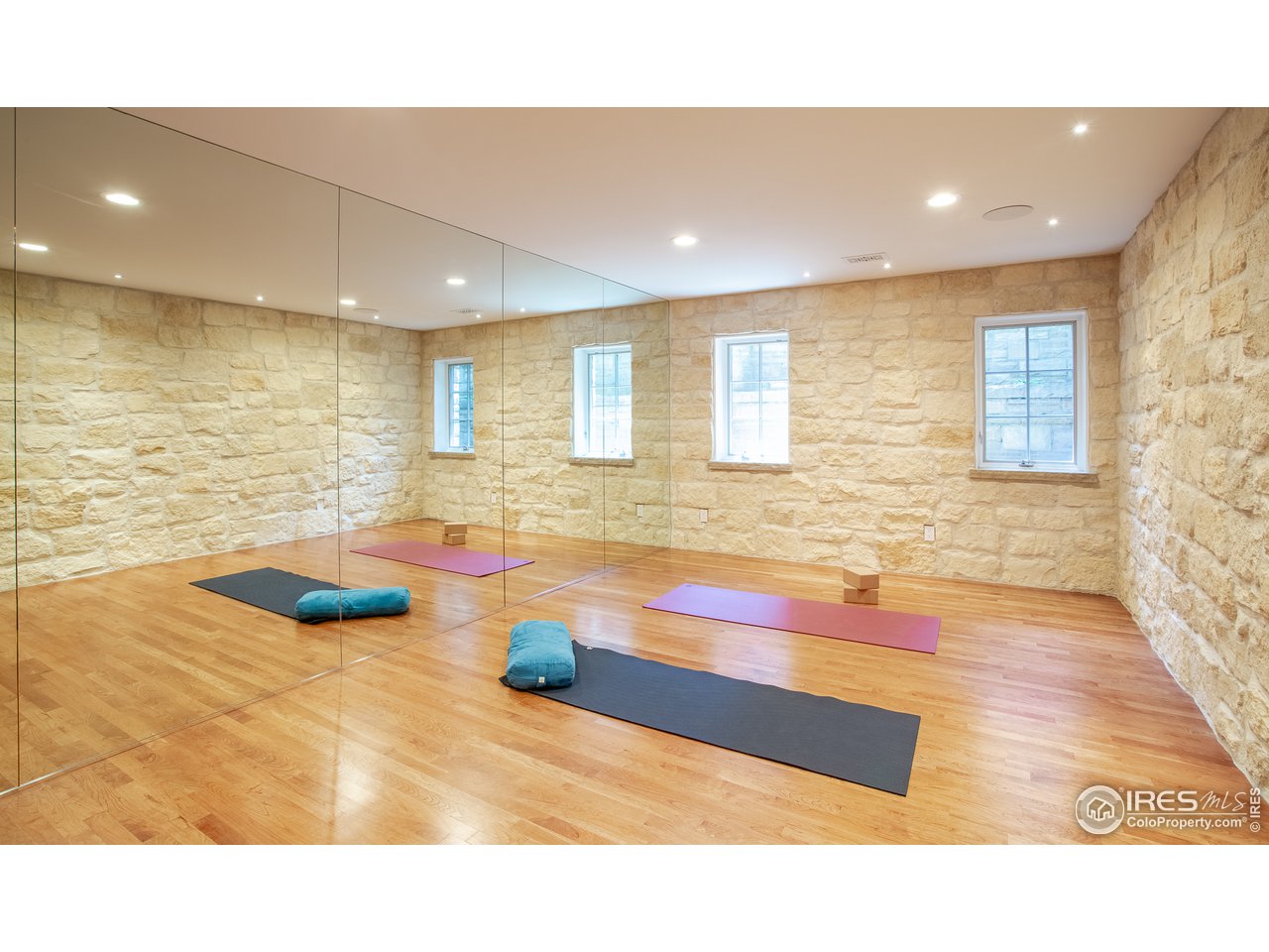 985 Gilbert Street Boulder, CO 80302 - Photo 28 of 40 a bathroom with a sink a large mirror and bathtub