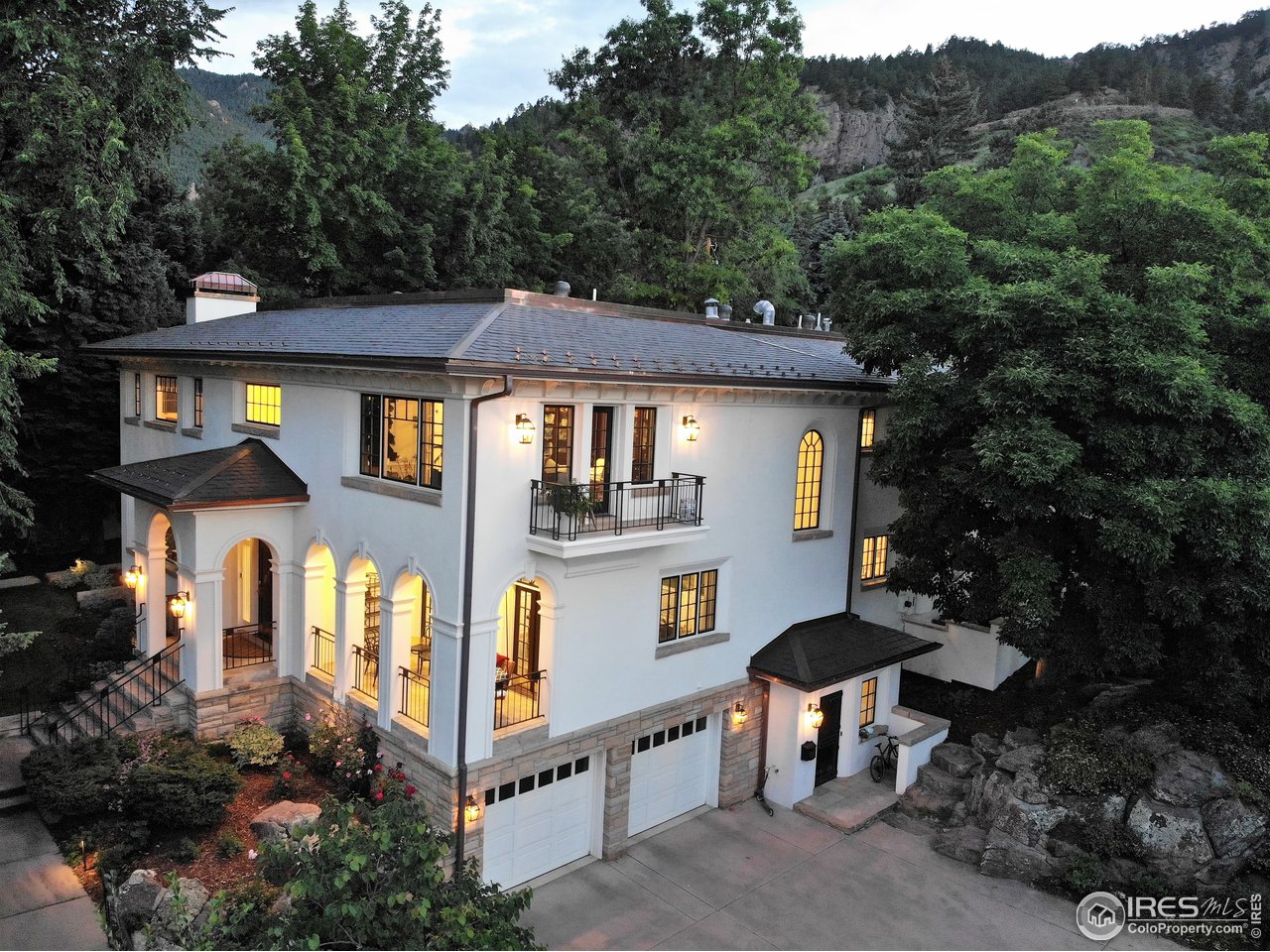 985 Gilbert Street Boulder, CO 80302 - Photo 35 of 40 a front view of house with yard and trees around