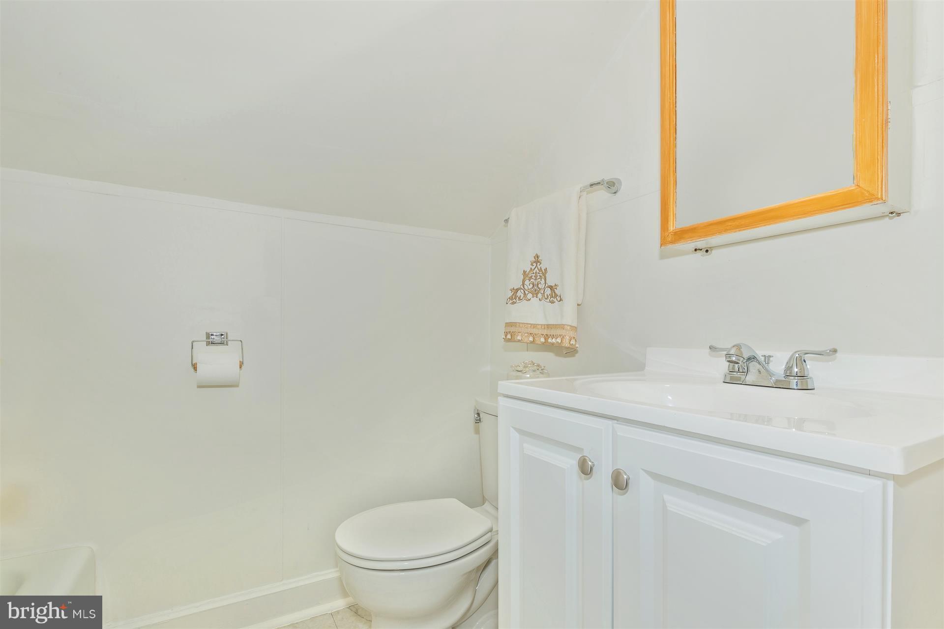 24200 Kings Valley Road Damascus, MD 20872 - Photo 21 of 29 2nd level Bath