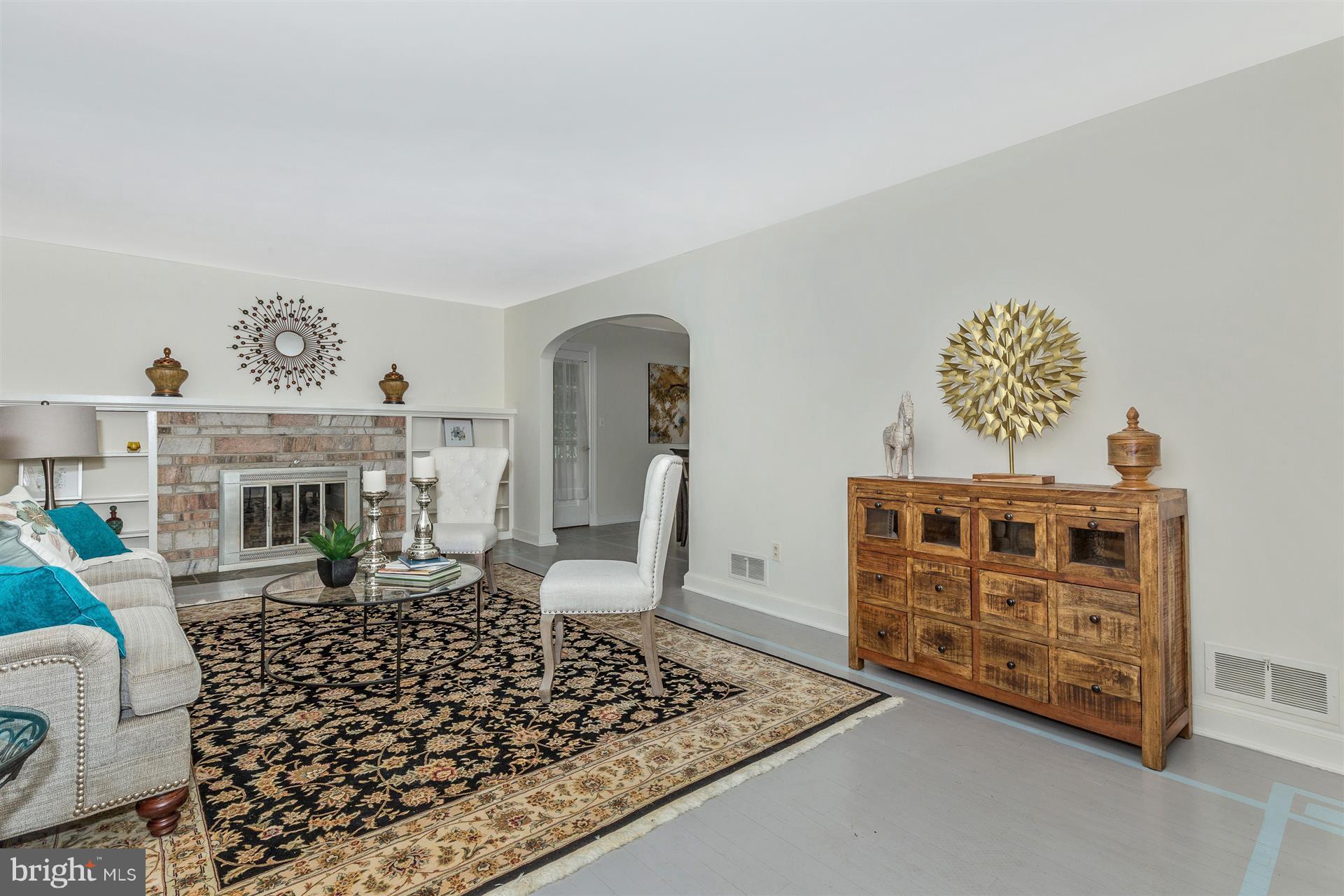 24200 Kings Valley Road Damascus, MD 20872 - Photo 6 of 29 Living Room