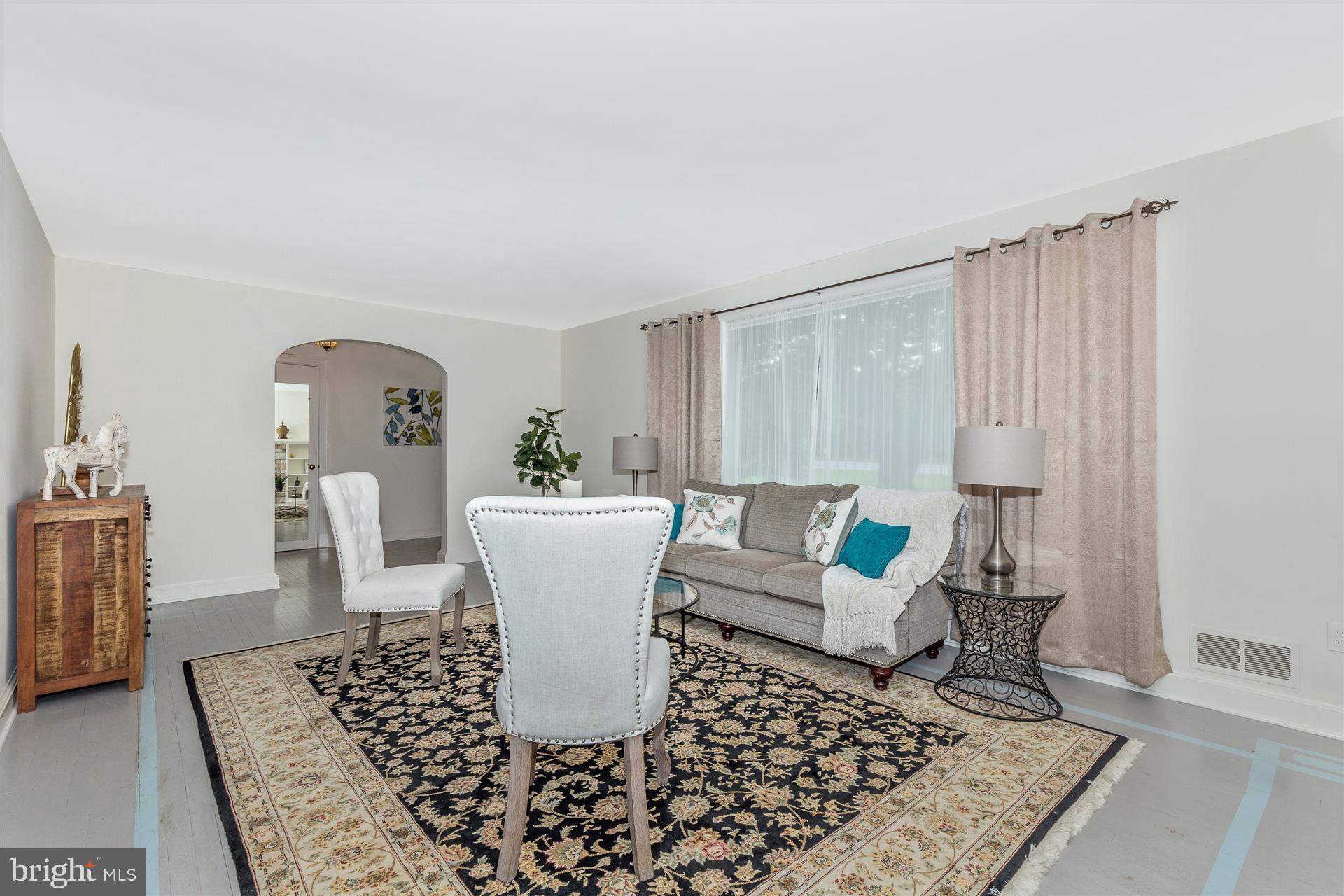 24200 Kings Valley Road Damascus, MD 20872 - Photo 7 of 29 Living Room