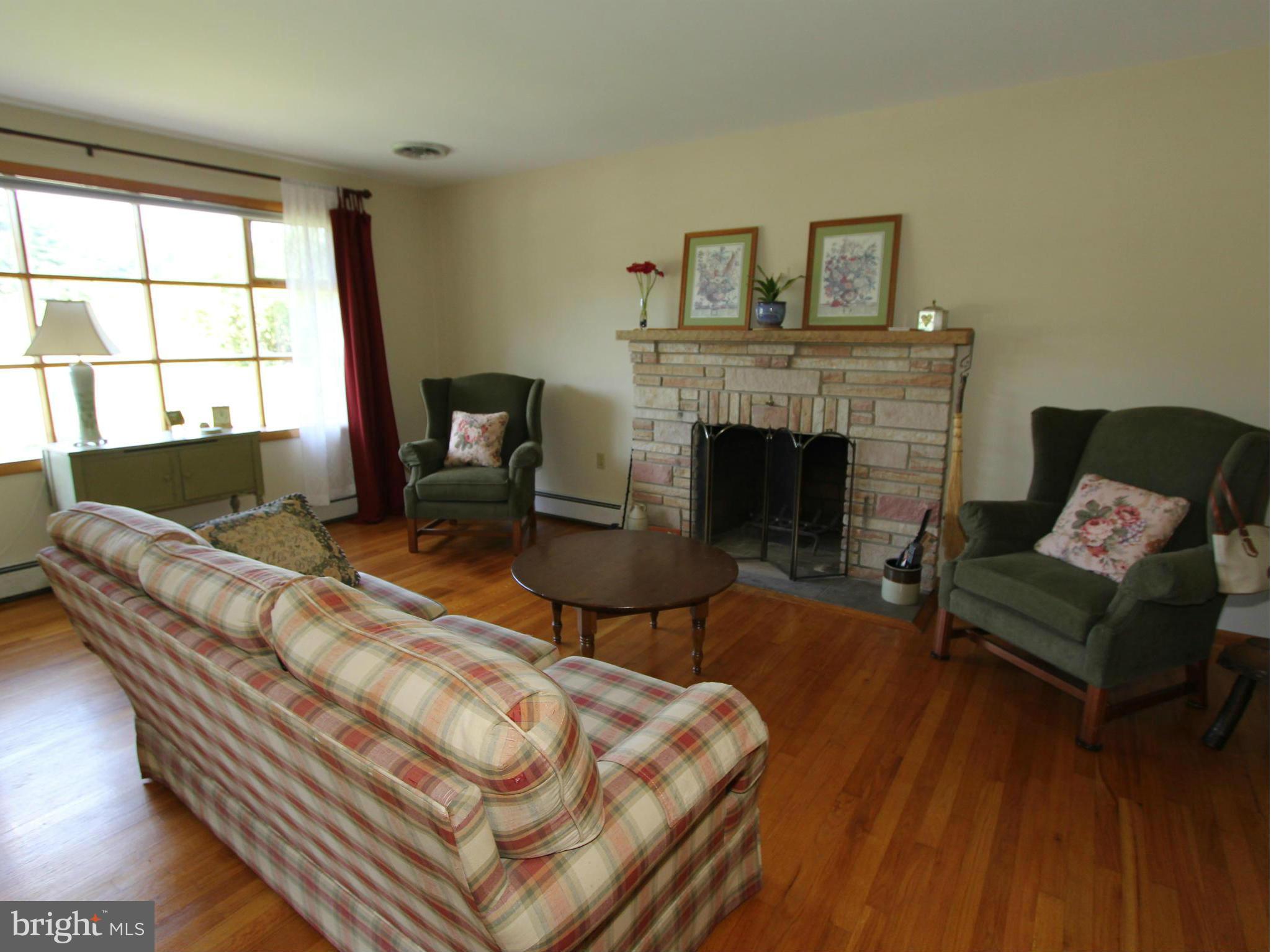 7633 Old Receiver Road Frederick, MD 21702 - Photo 4 of 27 Living Room, View #2