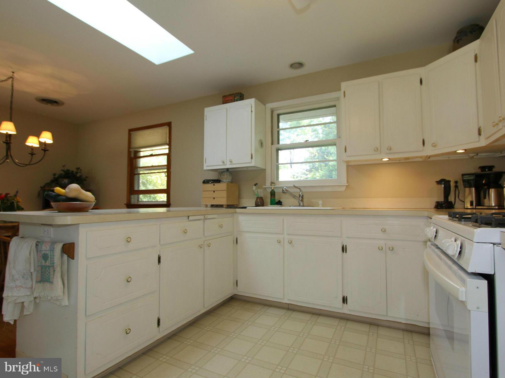 7633 Old Receiver Road Frederick, MD 21702 - Photo 5 of 27 Spacious Kitchen with Breakfast Bar!