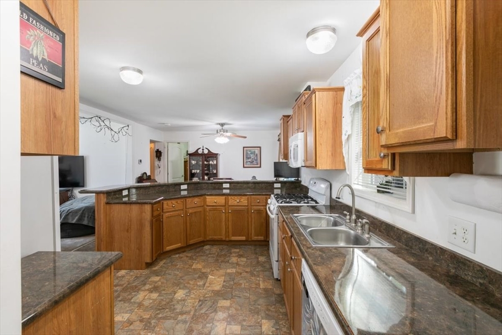 25 Ridgefield Drive Nashua, NH 03062 - Photo 11 of 29