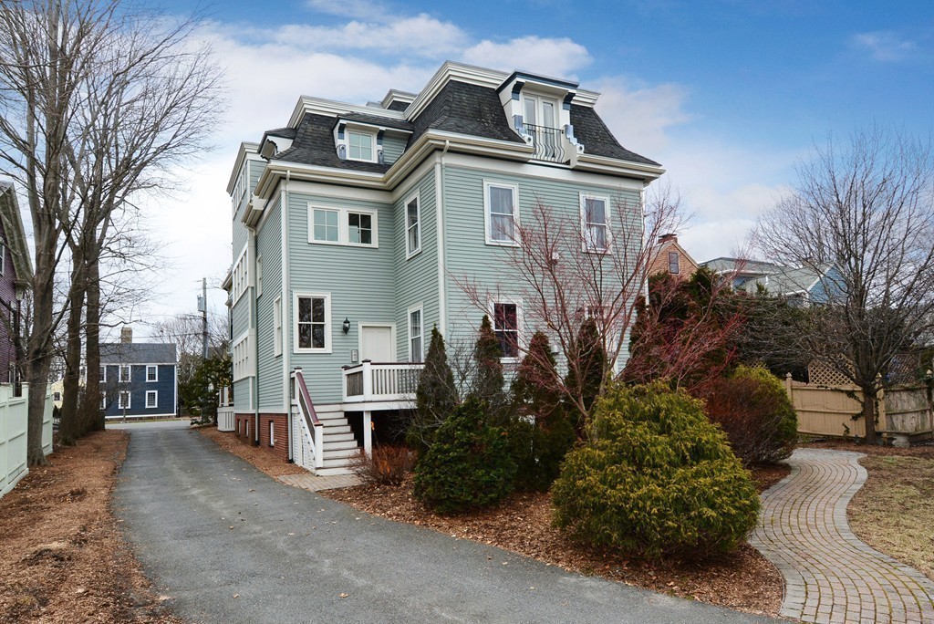 7 Winter Street, Unit 5 Salem, MA 01970 - Photo 37 of 41 a front view of a house with garden