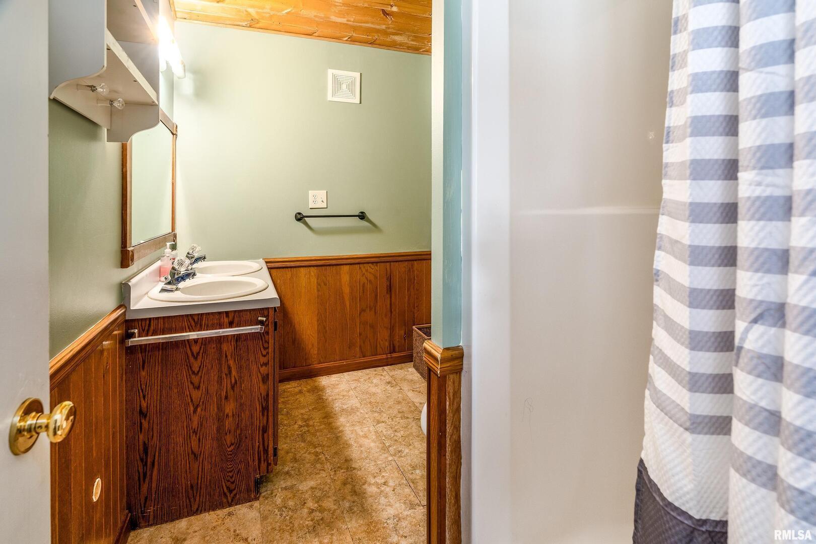 2101 Walnut Street Murphysboro, IL 62966 - Photo 37 of 55 a bathroom with a sink toilet and shower
