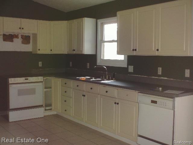 3125 North Nicholson Road Fowlerville, MI 48836 - Photo 13 of 14 3125 N Nicholson Kitchen