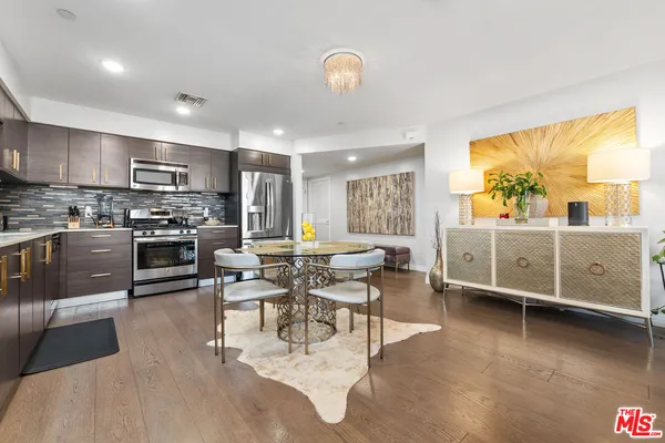 $644,900 | 5818 Whitsett Avenue, Unit 402, Valley Village, CA 91607