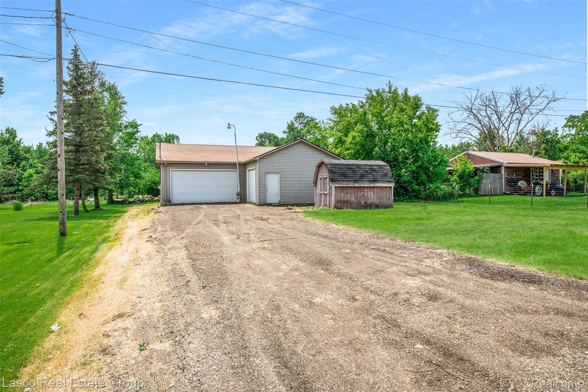 2323 West Ray Road Fenton, MI 48430 - Photo 2 of 18 mnznv30kbt8opufdqwvdiwfkorhvp6gg5kbn2asy.jpg