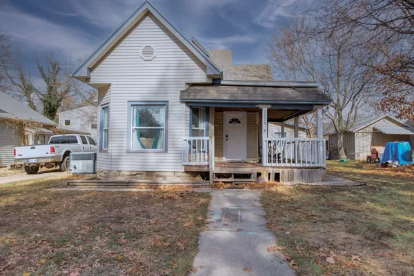 $169,900 | 1226 East 8th Avenue, Winfield, KS 67156