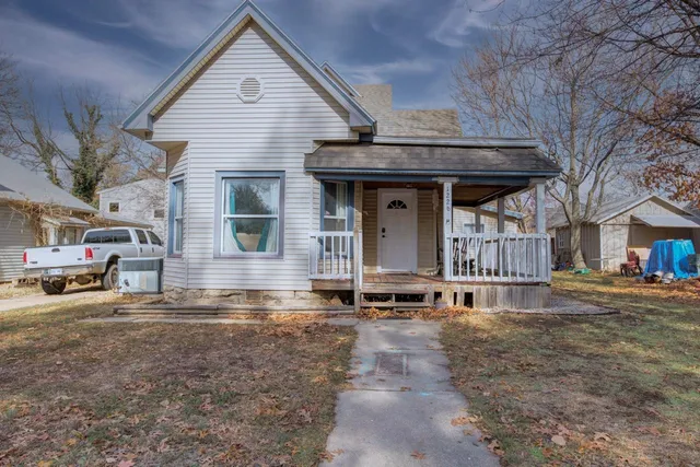 $169,900 | 1226 East 8th Avenue, Winfield, KS 67156