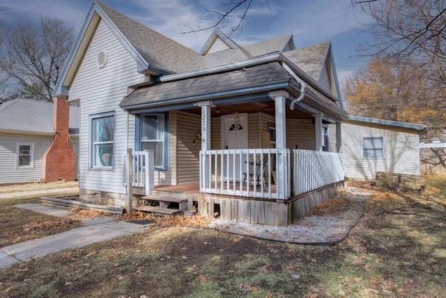 $169,900 | 1226 East 8th Avenue, Winfield, KS 67156
