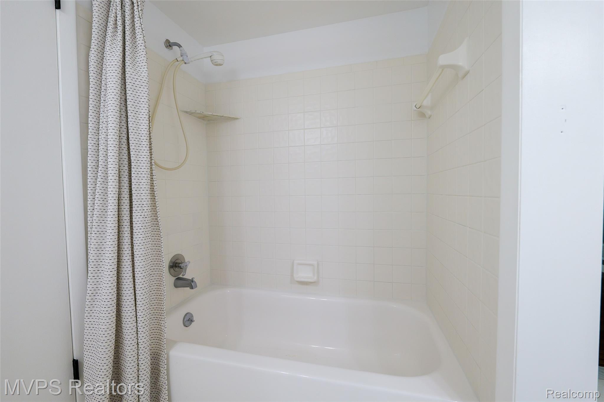 804 Oak Brook Ridge Drive, Unit 149 Rochester, MI 48307 - Photo 27 of 49 Bathroom with bathtub.