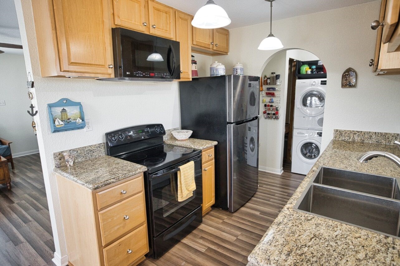 763 Gulfview North Sargent, TX 77414 - Photo 5 of 38 Kitchen