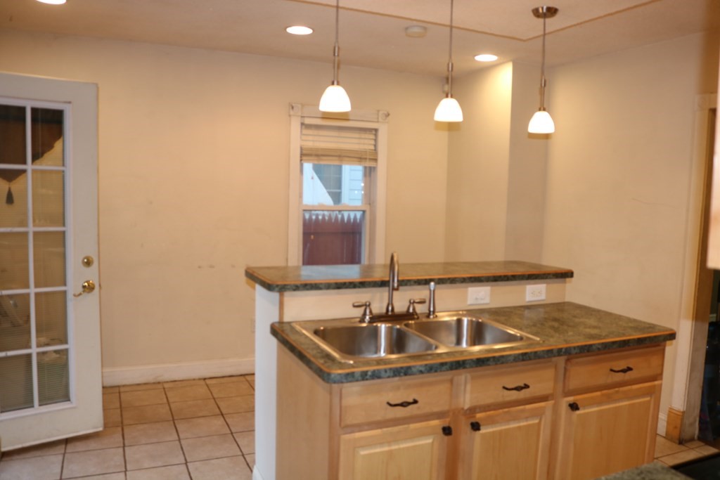 27 Reed Street Springfield, MA 01109 - Photo 4 of 15 Gallery Image 4