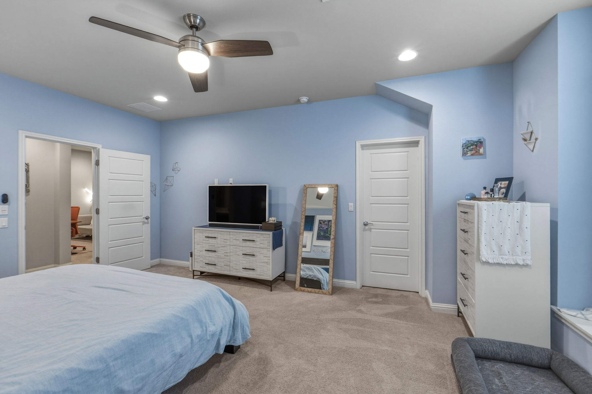 6814 East Riverside Drive, Unit 34 Austin, TX 78741 - Photo 17 of 26 a bedroom with a bed and a flat screen tv