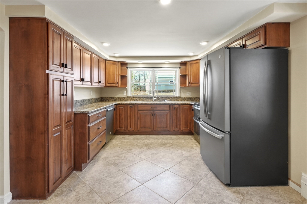 19 Loveland Road Webster, MA 01570 - Photo 7 of 42 Gallery Image 7