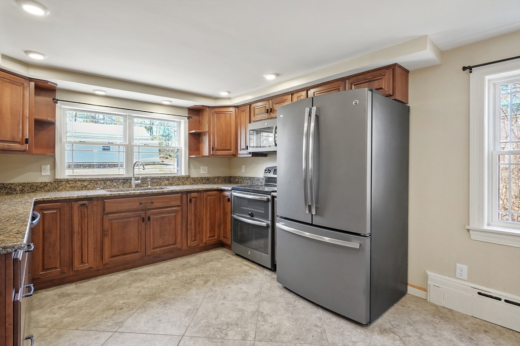19 Loveland Road Webster, MA 01570 - Photo 8 of 42 Gallery Image 8