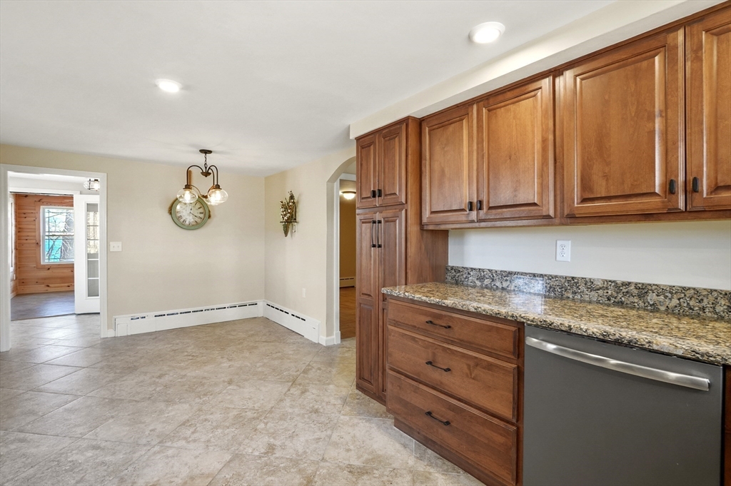 19 Loveland Road Webster, MA 01570 - Photo 9 of 42 Gallery Image 9