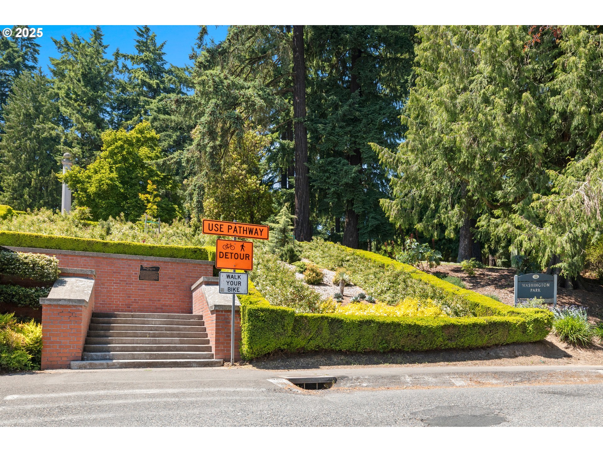 2211 Southwest Park Place, Unit 603 Portland, OR 97205 - Photo 27 of 27 a view of a backyard