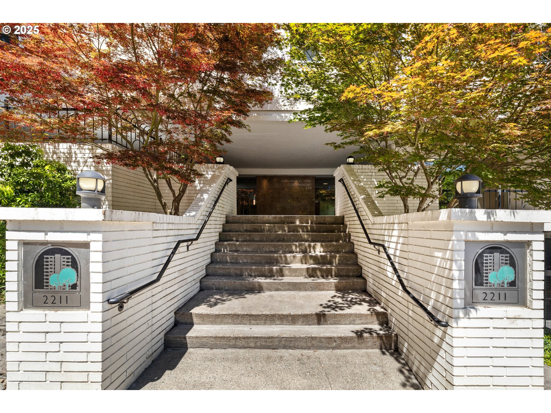 2211 Southwest Park Place, Unit 603 Portland, OR 97205 - Photo 3 of 27 a view of entryway and hall