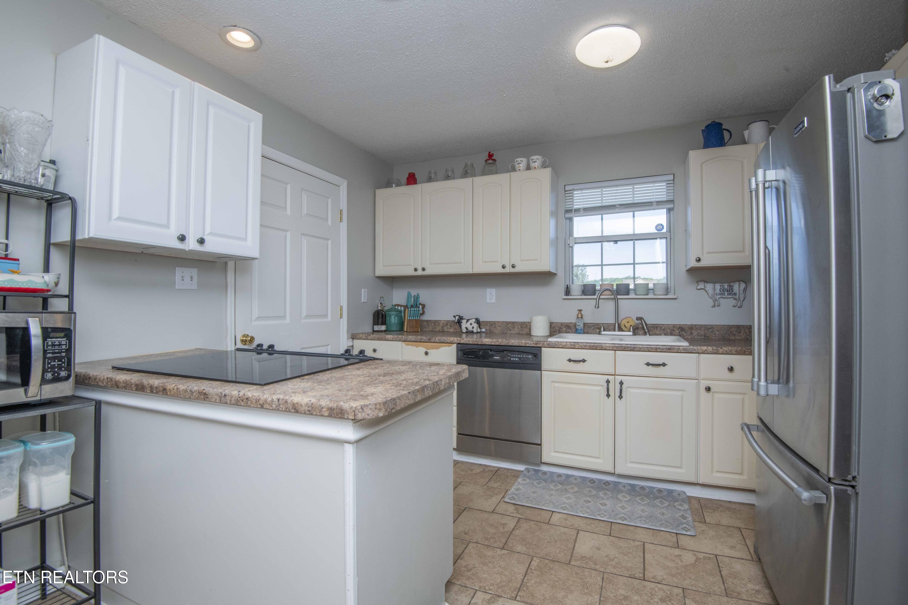 1104 Swan Pond Cir Road Harriman, TN 37748 - Photo 6 of 40 kitchen
