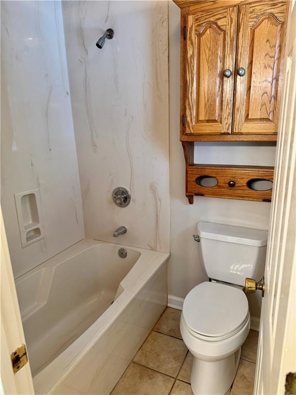 999 Grassdale Road Northwest Cartersville, GA 30121 - Photo 26 of 54 a bathroom with a toilet and a bathtub