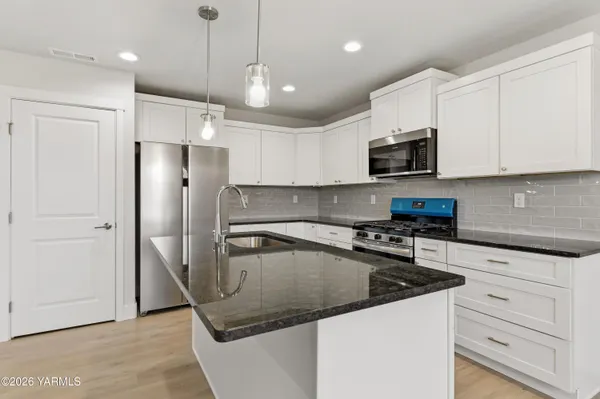 $407,850 | 1607 Castlewood Court, Unit PHASE 11 LOT 299) SPEC, Grandview, WA 98930