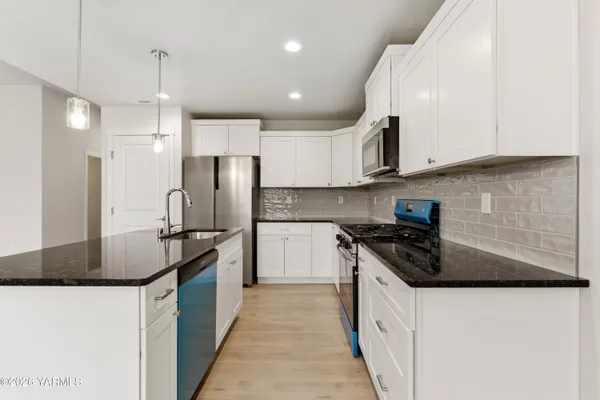 $407,850 | 1607 Castlewood Court, Unit PHASE 11 LOT 299) SPEC, Grandview, WA 98930